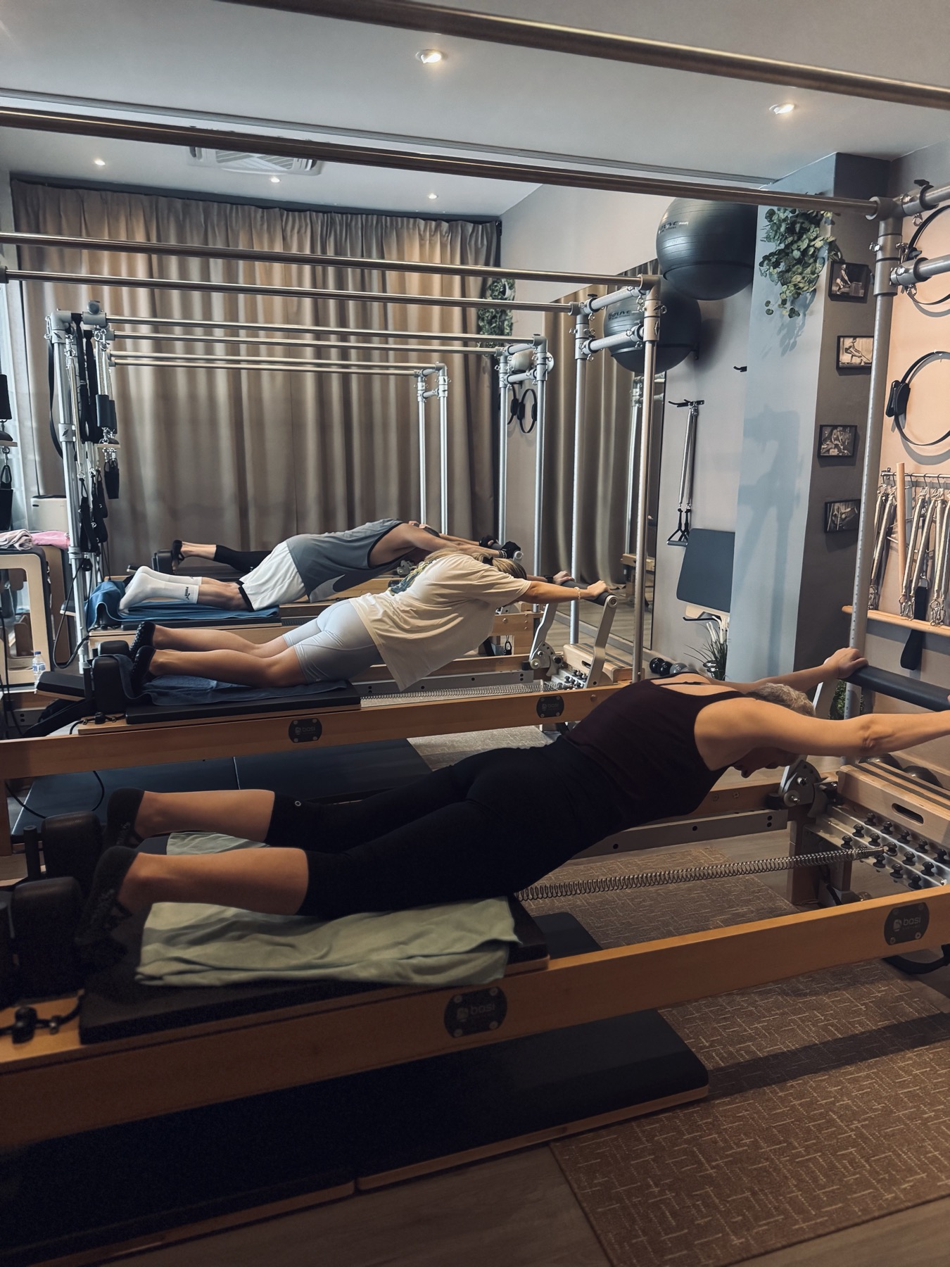 Ομαδικό μάθημα Pilates reformer στο TheraKinesisLab