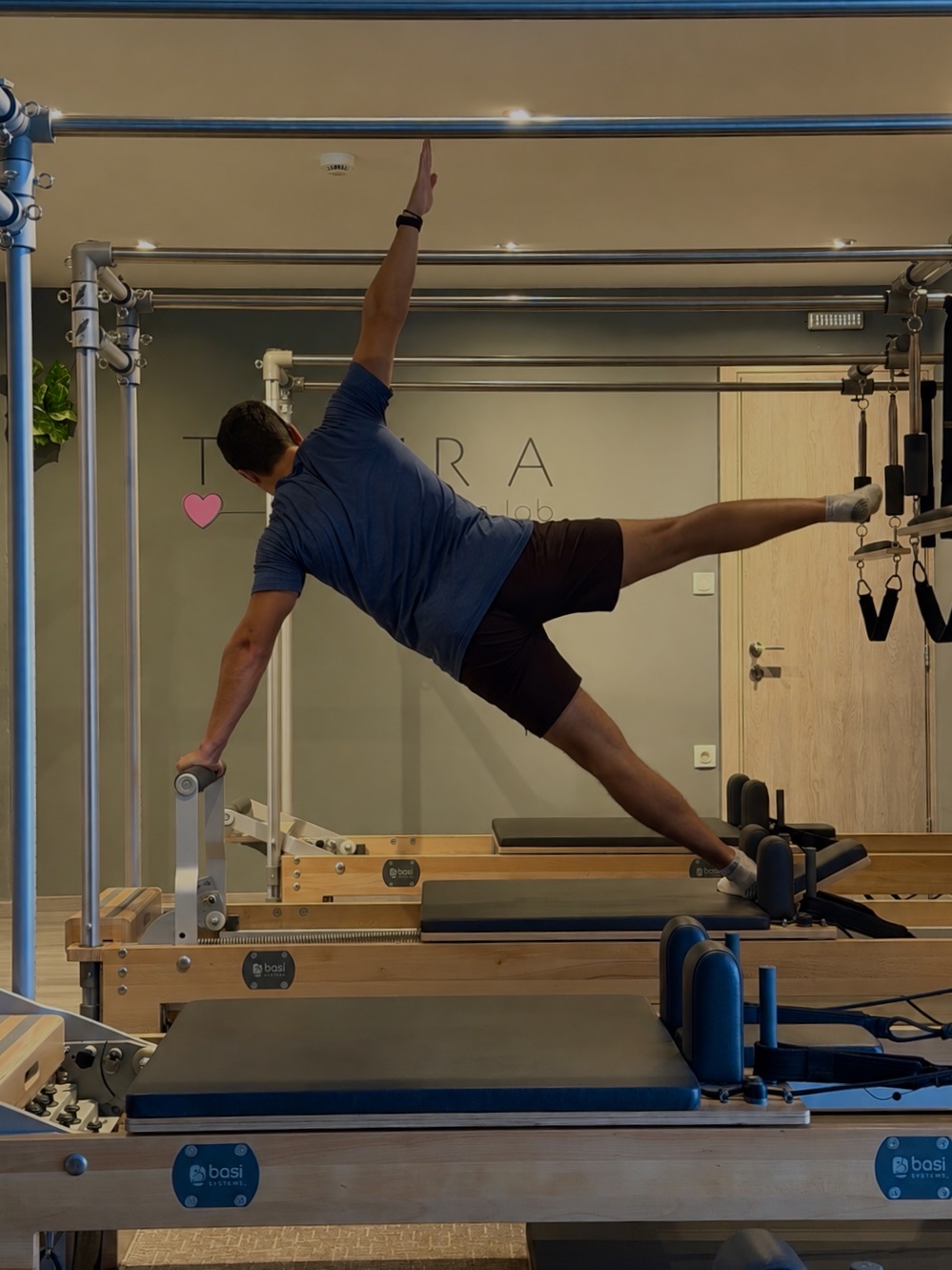 Pilates reformer side plank στο TheraKinesisLab